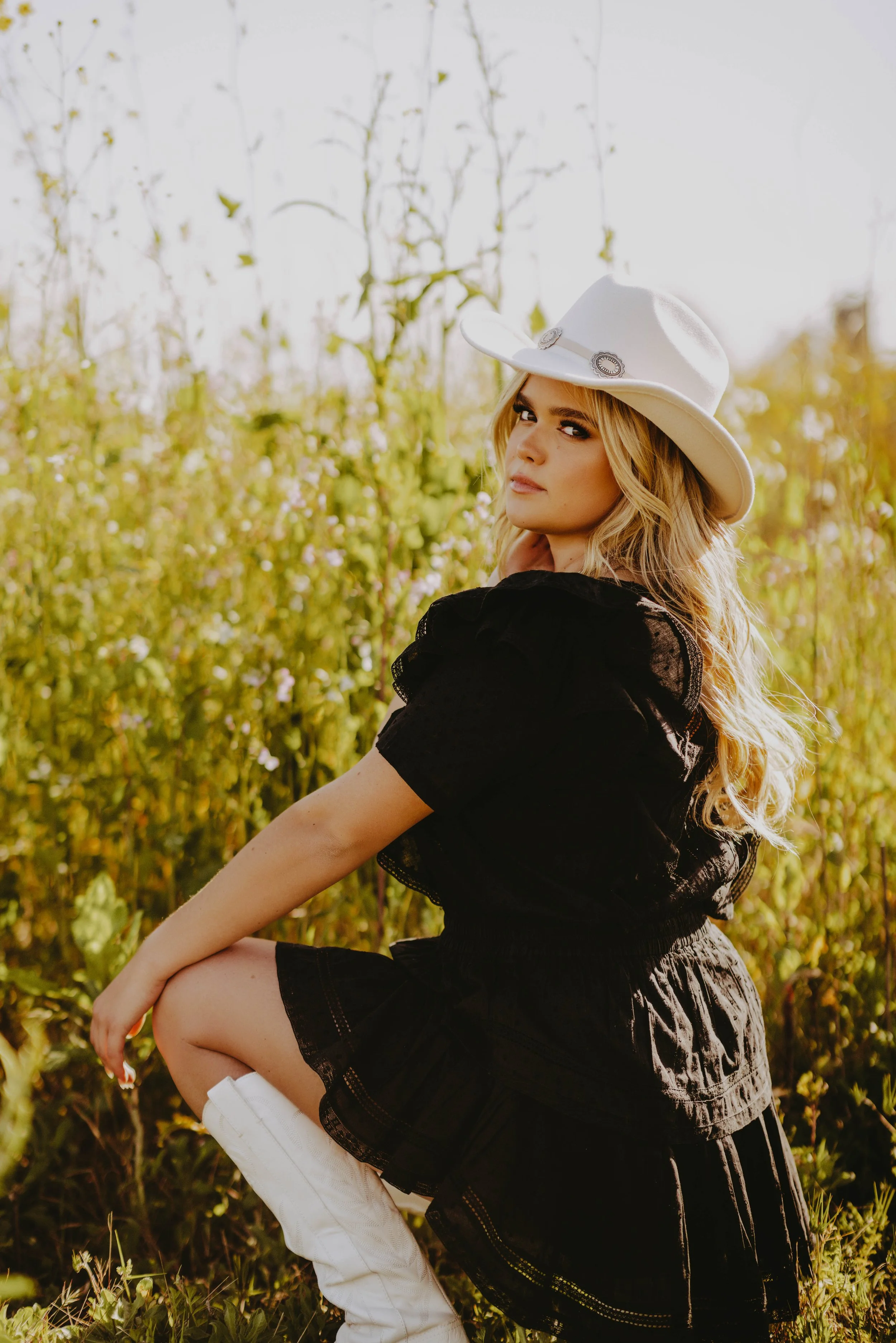  white and black senior photo outfits  