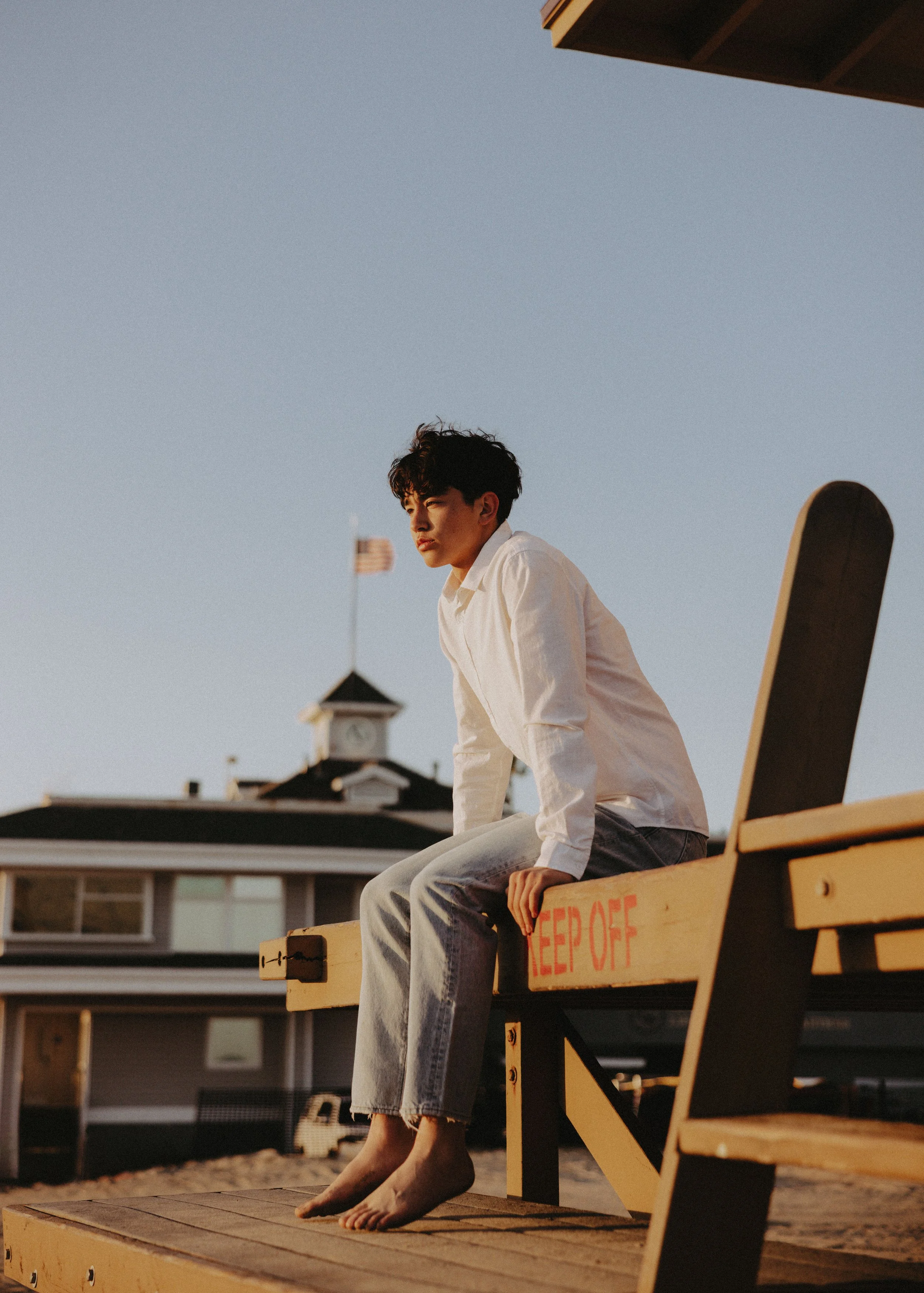  beach senior pictures on lifeguard stand 