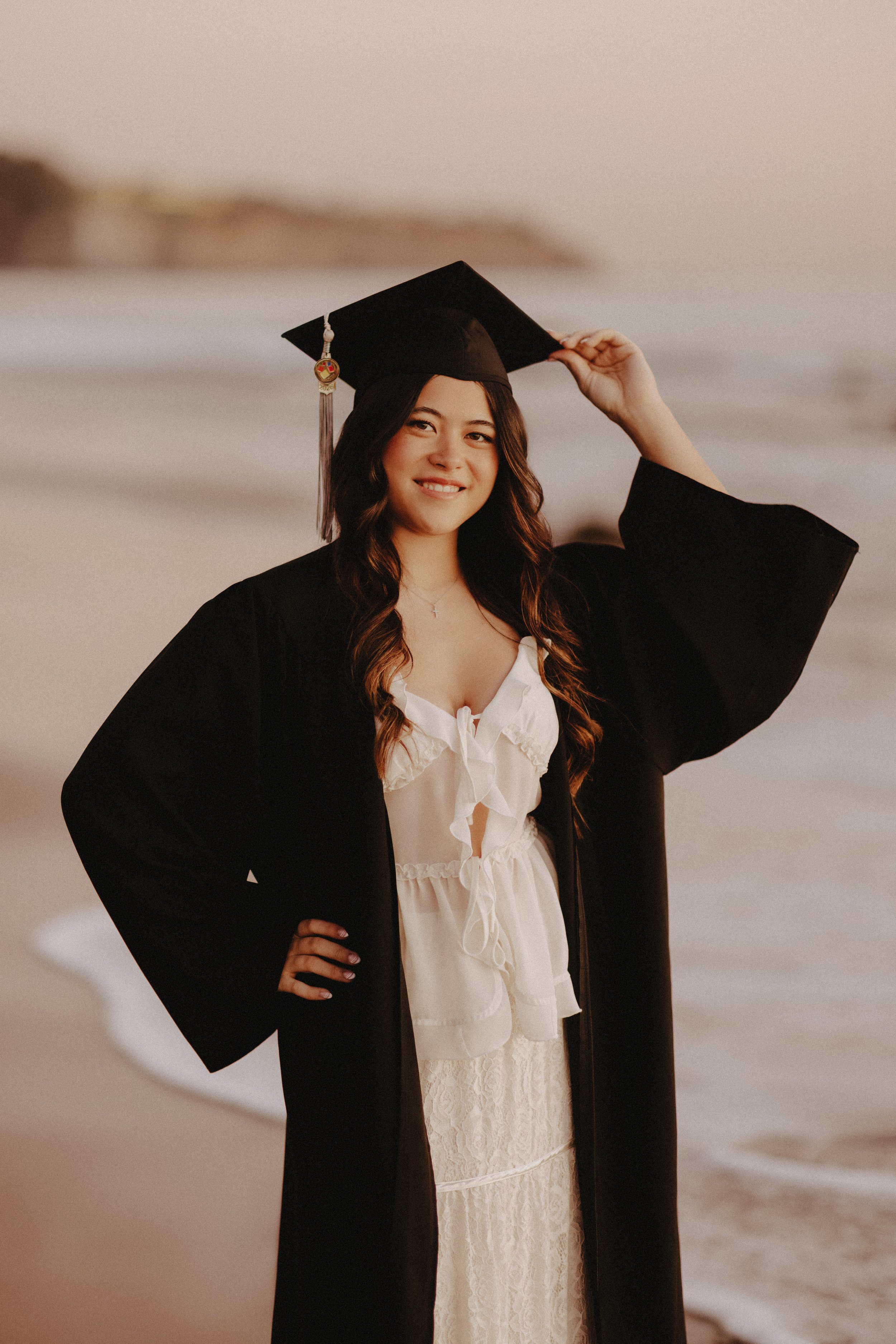  cap and gown black senior photo outfits  