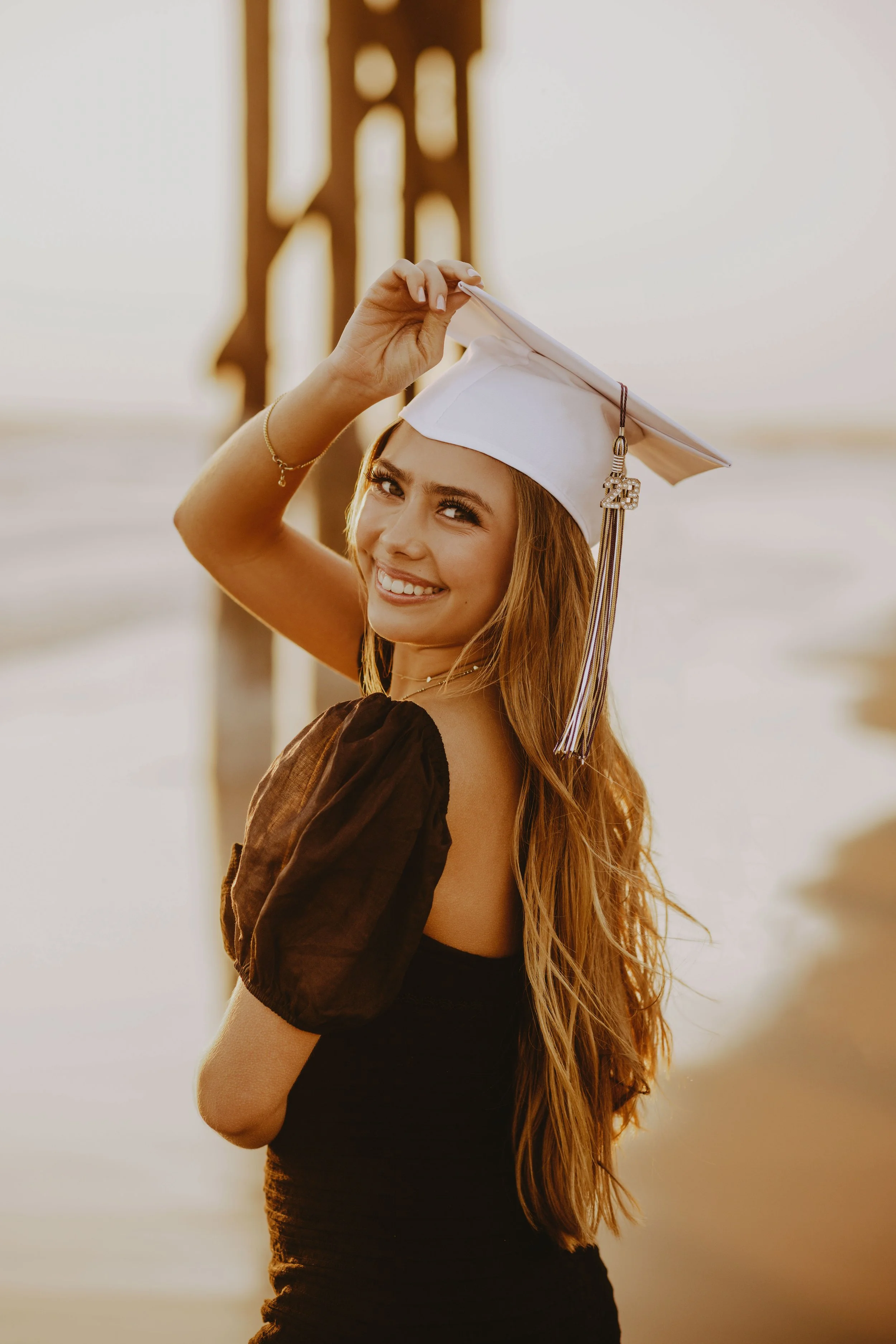  cap and gown black senior photo outfits  