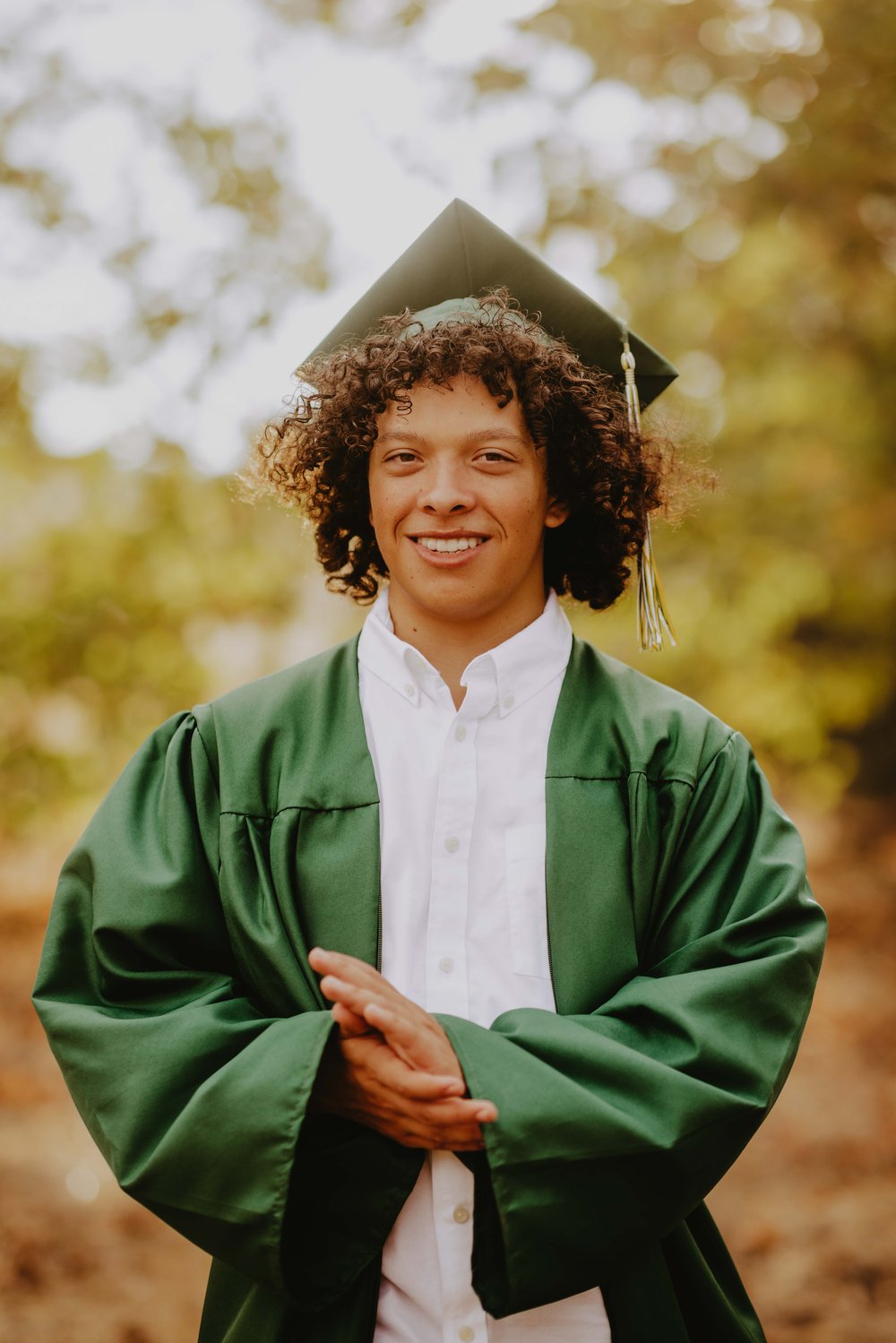  cap and gown guy senior photo outfits 