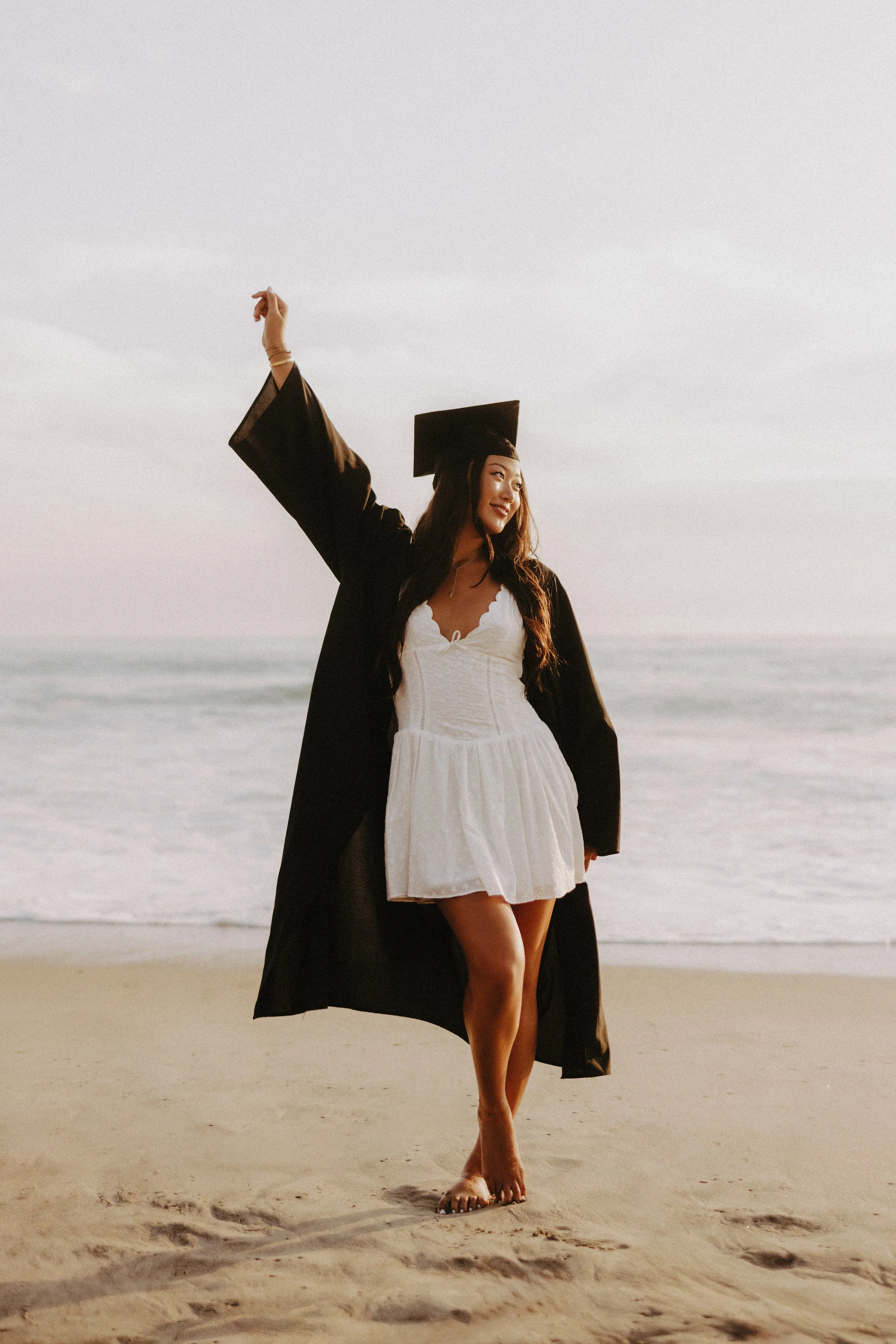  cap and gown senior photos on the beach 
