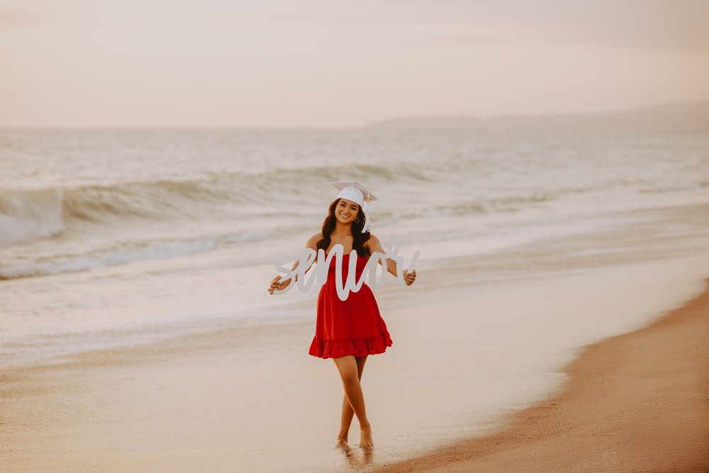  what to bring for senior pictures cap and gown 