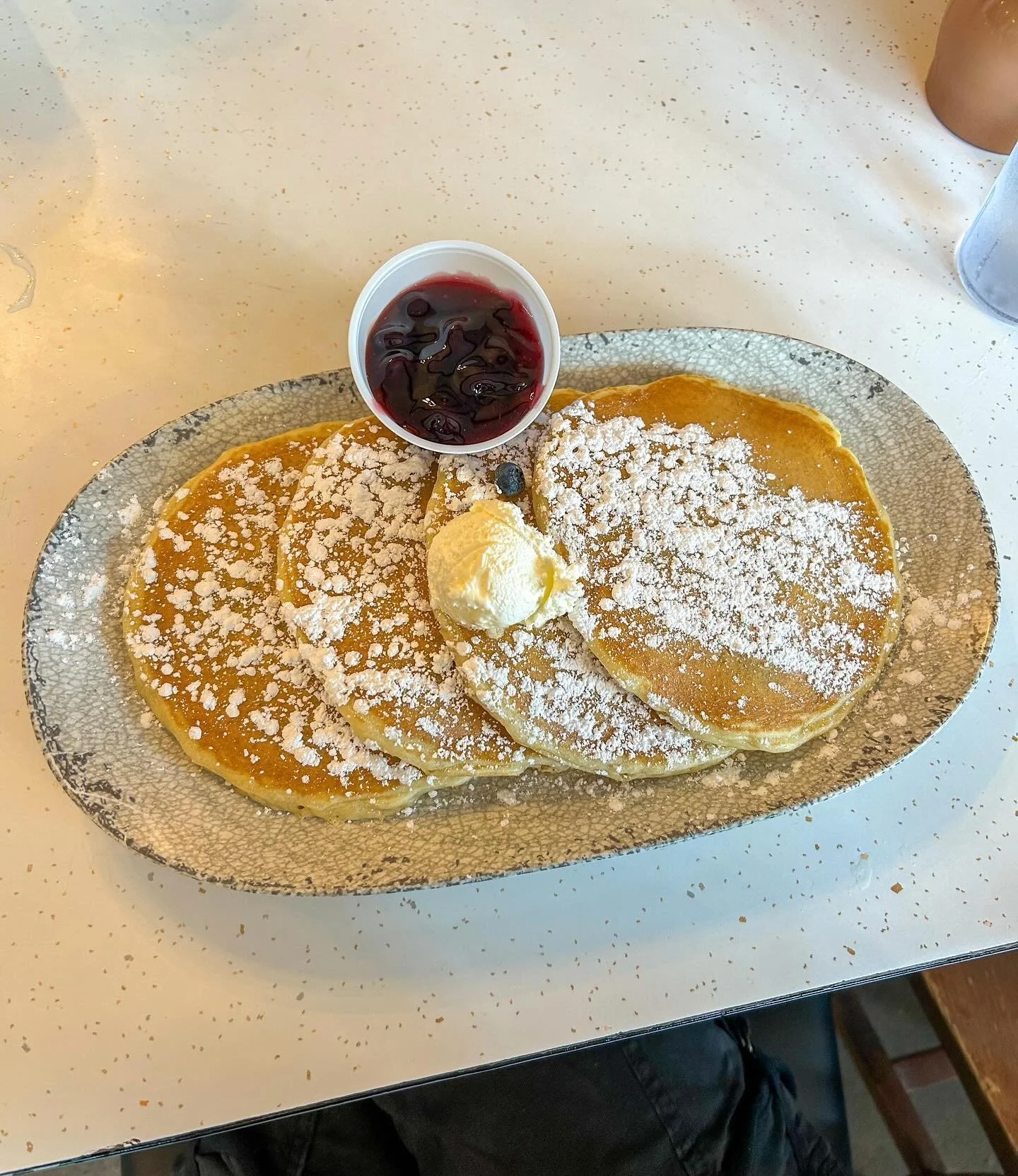 nashville recap timeee🤠 lots of poor financial decisions were made this trip (like buying a $20 gin and tonic), but at least we ate good!

slides 1-2: blueberry pancakes
📍pancake pantry

slides 3-4: fish and chips &amp; hard cider (i was missing lo