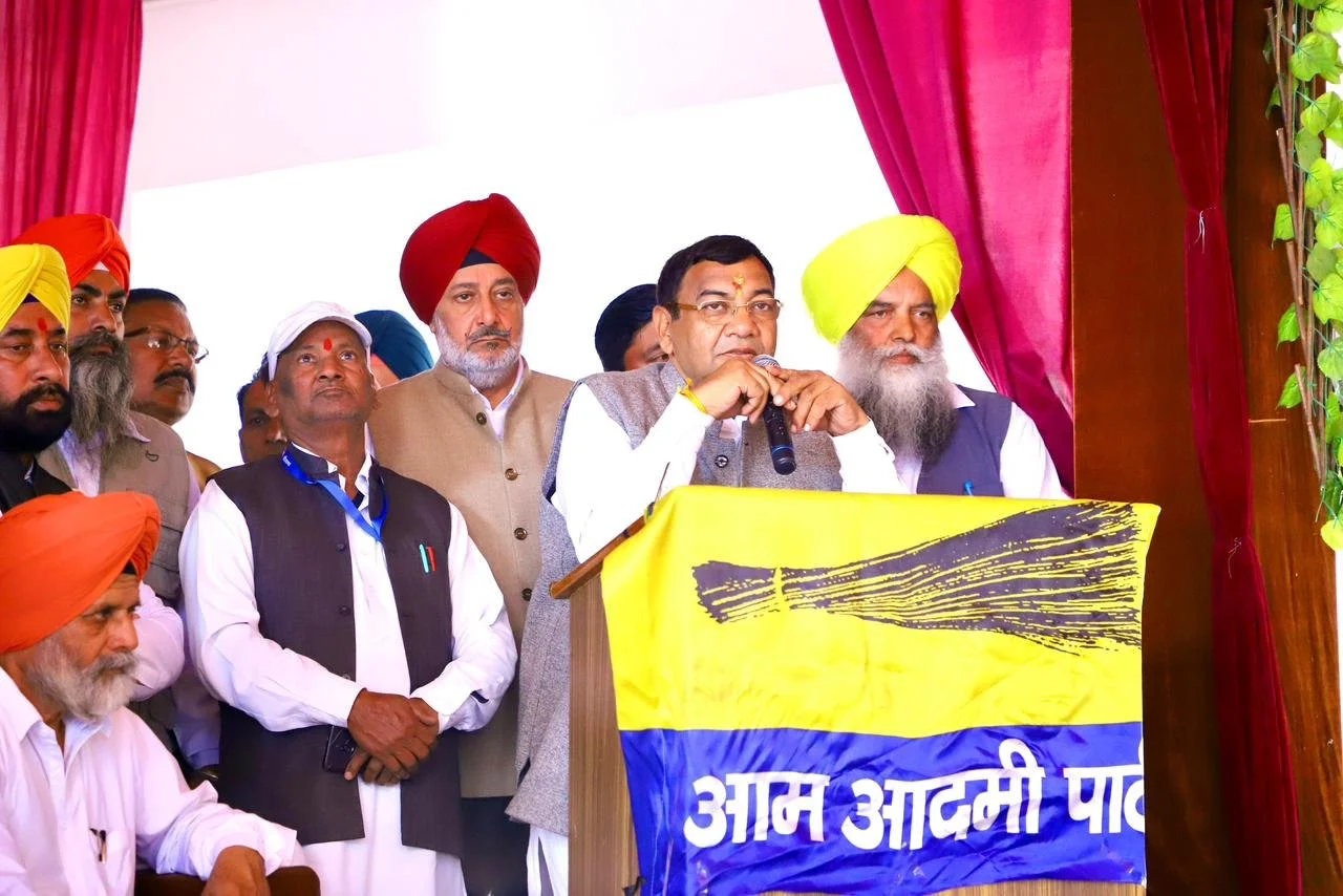 "आप" प्रदेश अध्यक्ष और इंडिया गठबंधन के कुरुक्षेत्र से उम्मीदवार डॉ. सुशील गुप्ता “आप"और कांग्रेस के कार्यकर्ताओं की संयुक्त बैठक में हुए शामिल