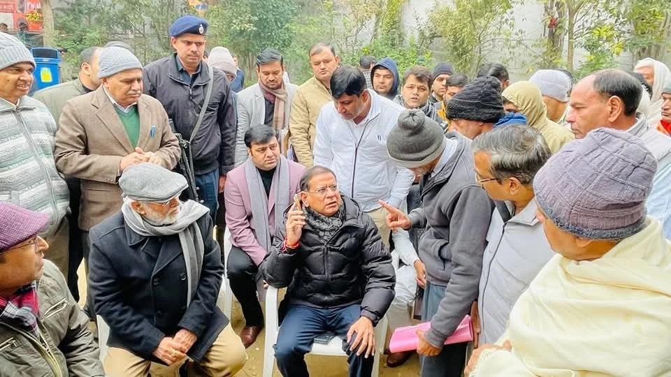 निजी बिल्डर की कार्यशैली को लेकर सख्त नजर आए हरियाणा के खाद्य आपूर्ति मंत्री राजेश नागर