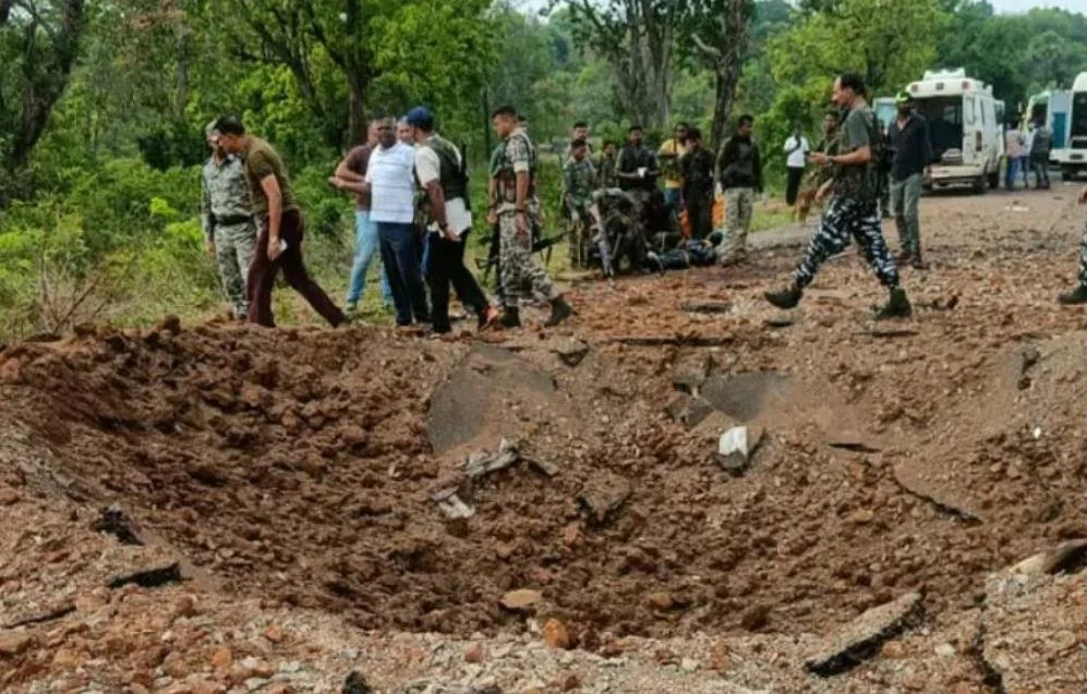 छत्तीसगढ़ में नक्सलियों की कायराना हरकत, जवानों के वाहन पर किया आईईडी ब्लास्ट, 9 सुरक्षाबल शहीद