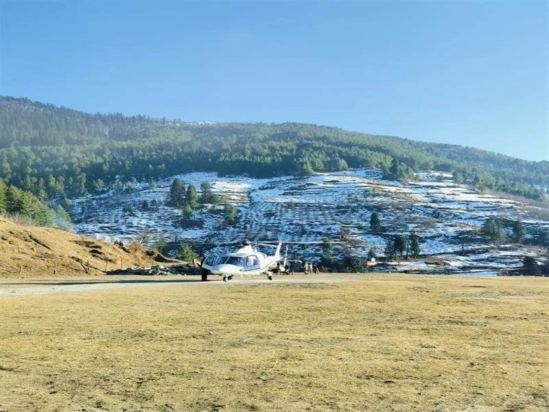 हिमाचल के मुख्यमंत्री ने एक बार फिर पेश की मानवता की मिसाल, दुर्गम क्षेत्र क्वार से एयरलिफ्ट कर शिमला पहुंचाया गया मरीज
