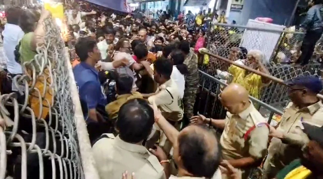 आंध्र प्रदेश के तिरुपति में भगदड़ के कारण कई लोगों की मौत व कई घायल