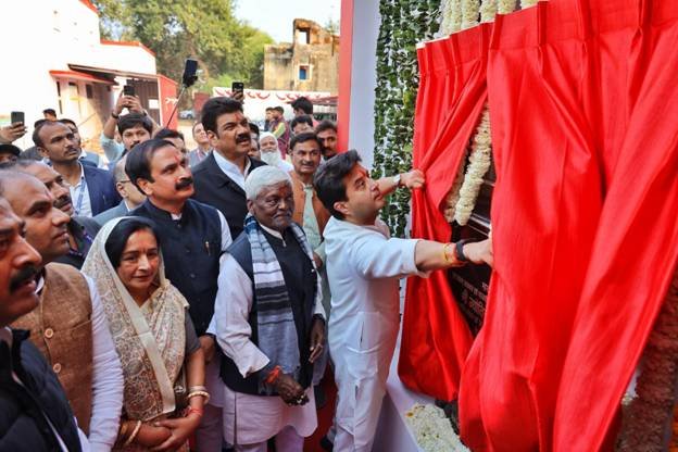 संचार एवं पूर्वोत्तर क्षेत्र विकास मंत्री ज्योतिरादित्य एम सिंधिया ने गुना प्रधान डाकघर एवं पासपोर्ट सेवा केंद्र विस्तार भवन का उद्घाटन किया