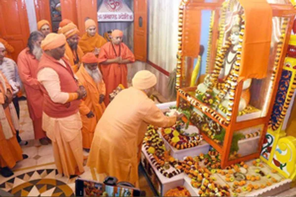 बाबा गोरखनाथ को खिचड़ी चढ़ाकर मुख्यमंत्री आदित्यनाथ योगी ने की लोकमंगल की कामना