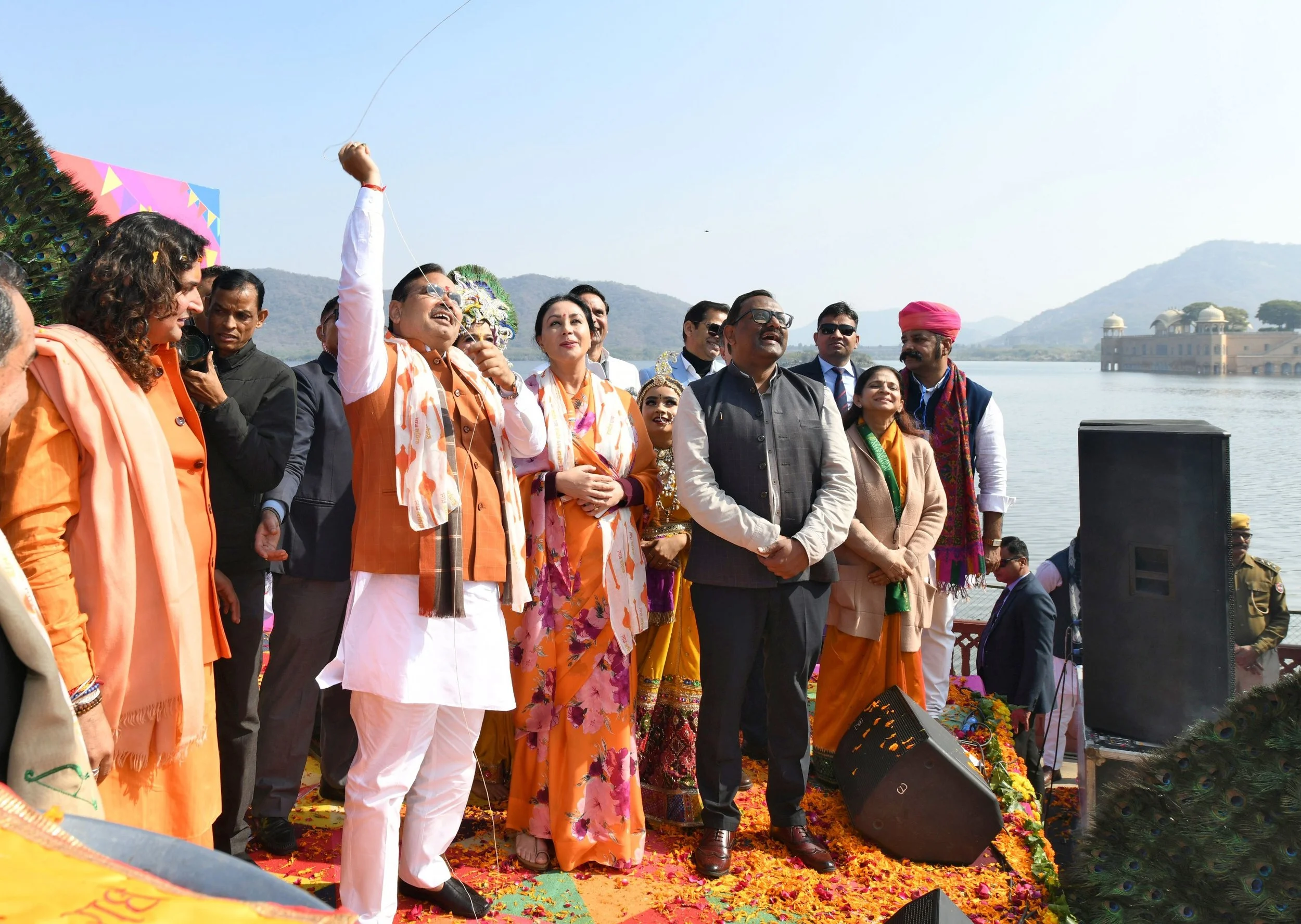 राजस्थान के मुख्यमंत्री ने पतंग उड़ाकर कर्मशील एवं दानशील बनने का दिया संदेश, पिंजरापोल गौशाला में गौपूजन एवं गौसेवा भी की