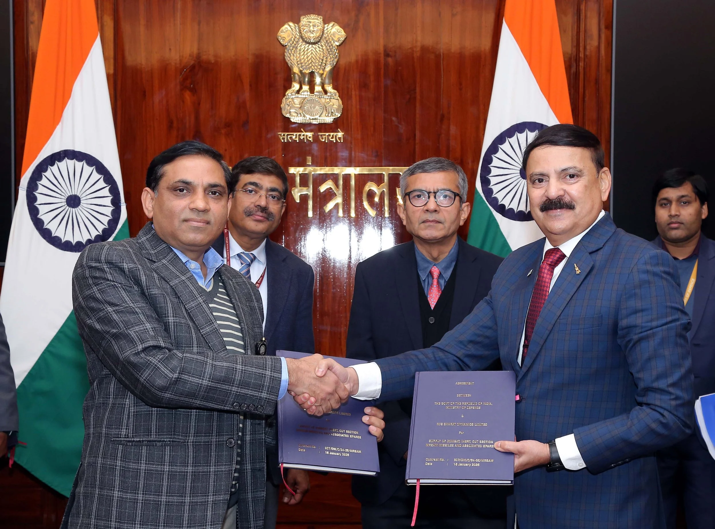 भारतीय नौसेना के लिए मध्यम दूरी की सतह से हवा में मार करने वाली मिसाइलों के लिए 2,960 करोड़ रुपये का अनुबंध 