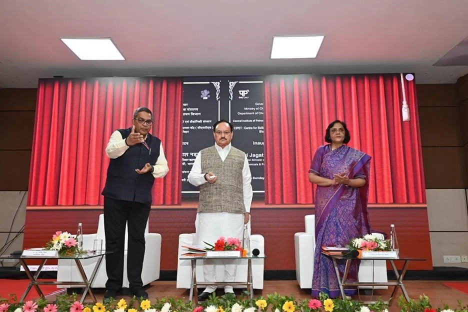 केंद्रीय स्वास्थ्य एवं परिवार कल्याण तथा रसायन एवं उर्वरक मंत्री जेपी नड्डा ने आज अहमदाबाद स्थित केंद्रीय पेट्रोरसायन इंजीनियरिंग एवं प्रौद्योगिकी संस्थान में कई परियोजनाओं का उद्घाटन किया