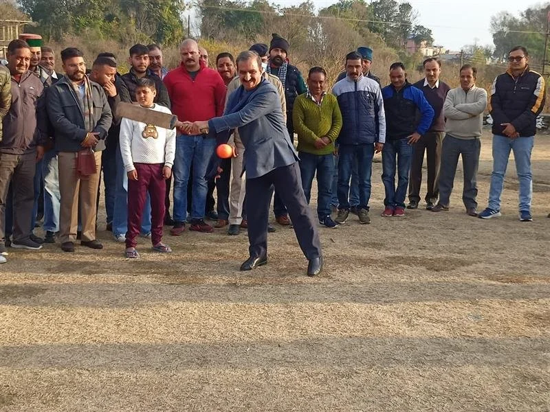 हिमाचल के मुख्यमंत्री ने बच्चों संग क्रिकेट खेलकर उनका मनोबल बढ़ाया