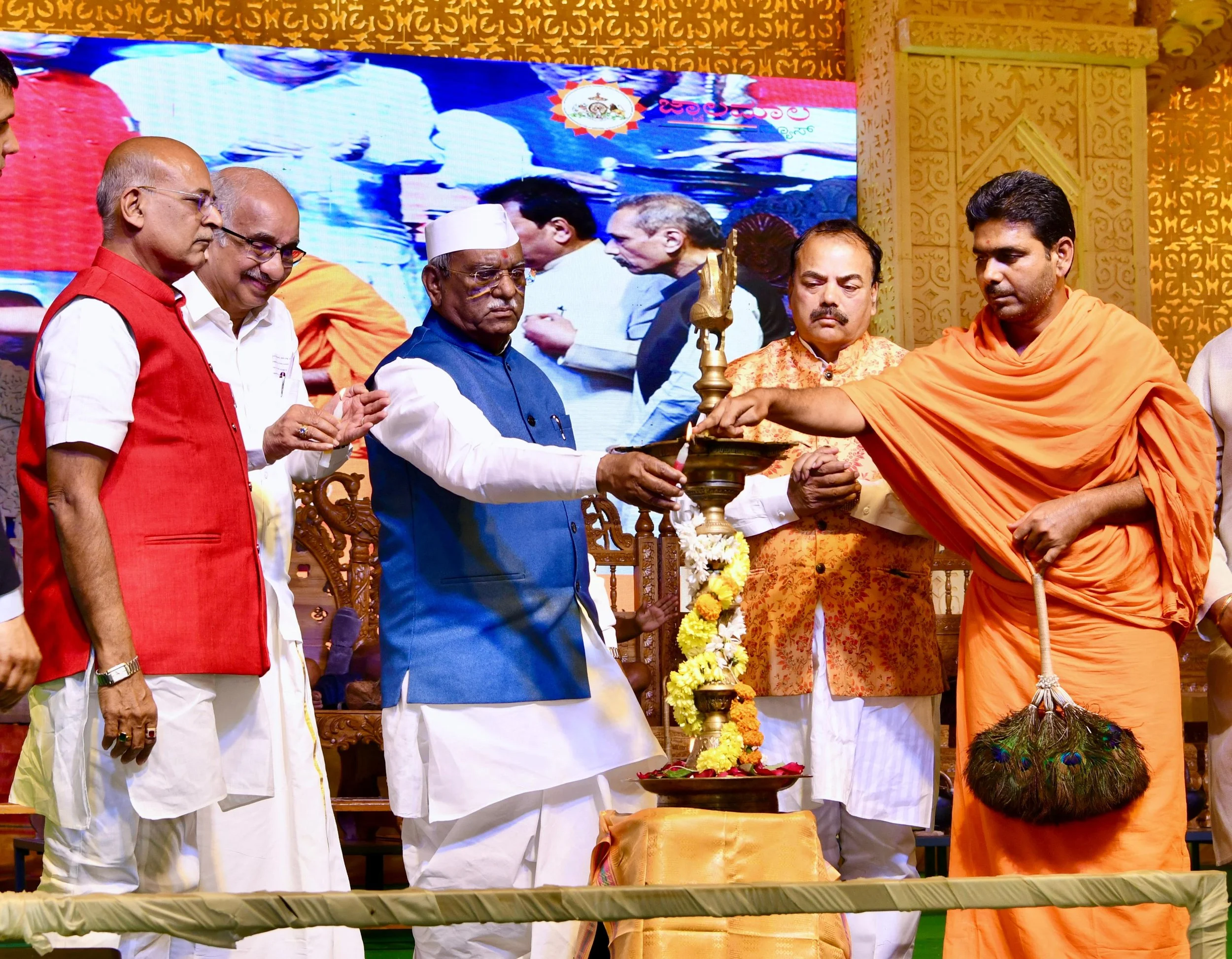 राजस्थान के राज्यपाल श्री बागडे ने वरूर में महामस्तकाभिषेक समारोह में भाग लिया ,कहा- तीर्थंकरों के आदर्श में निहित है जीवन का आलोक