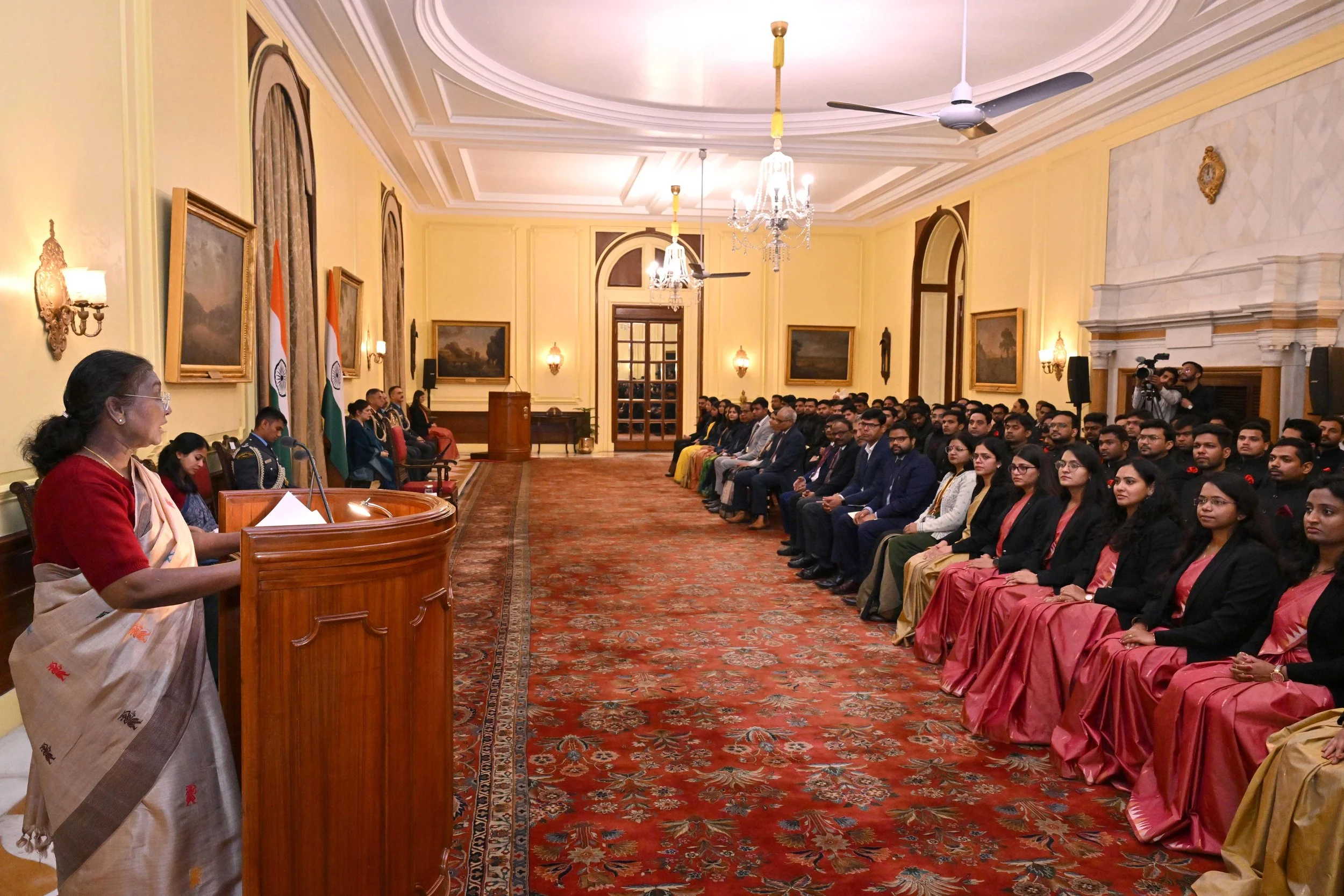 भारतीय रक्षा लेखा सेवा और भारतीय दूरसंचार सेवा के परिवीक्षाधीन अधिकारियों ने राष्ट्रपति से भेंट की