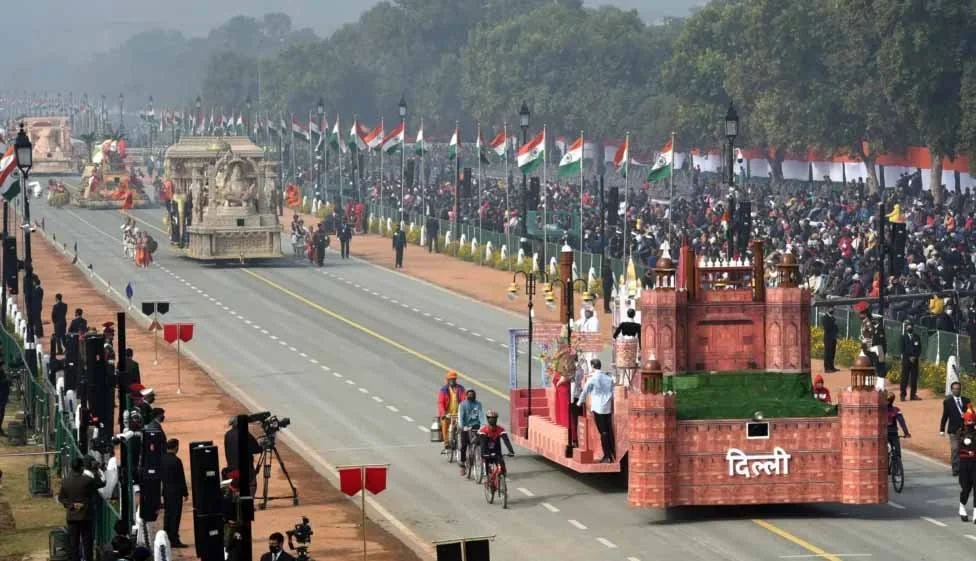 गणतंत्र दिवस परेड 2025 के दौरान 'स्वर्णिम भारत: विरासत और विकास' विषय पर 16 राज्यों/केंद्र शासित प्रदेशों और 10 मंत्रालयों/विभागों की झांकियां कर्तव्य पथ पर उतरेंगी