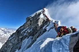 माउंट एवरेस्ट पर चढ़ाई करना हुआ अब और भी महंगा, नेपाल ने बढ़ाई 36% फीस; इतना होगा खर्चा