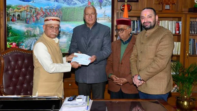 लोकेंद्र मोहन चंदेल ने महाकुंभ में भोजन व्यवस्था के लिए 50.2 लाख रुपये का चेक भेंट किया