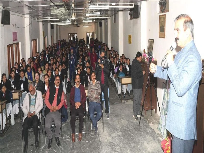 हिमाचल के मुख्यमंत्री ने कन्या व बाल स्कूल धर्मशाला का किया निरीक्षण 