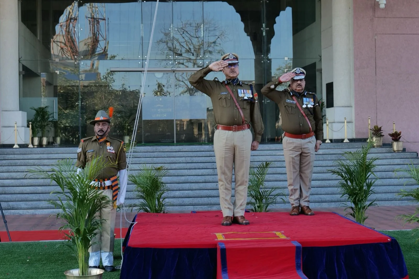 राजस्थान पुलिस मुख्यालय में शान से लहराया तिरंगा, डीजीपी श्री प्रियदर्शी ने झंडा फहराकर पुलिस कर्मियों को दी गणतंत्र दिवस की बधाई