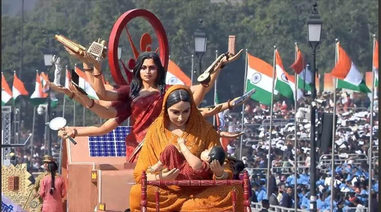 महिला एवं बाल विकास मंत्रालय की गणतंत्र दिवस 2025 परेड की झांकी में मातृ देखभाल, जीवन चक्र निरंतरता और महिला नेतृत्व को दर्शाया गया