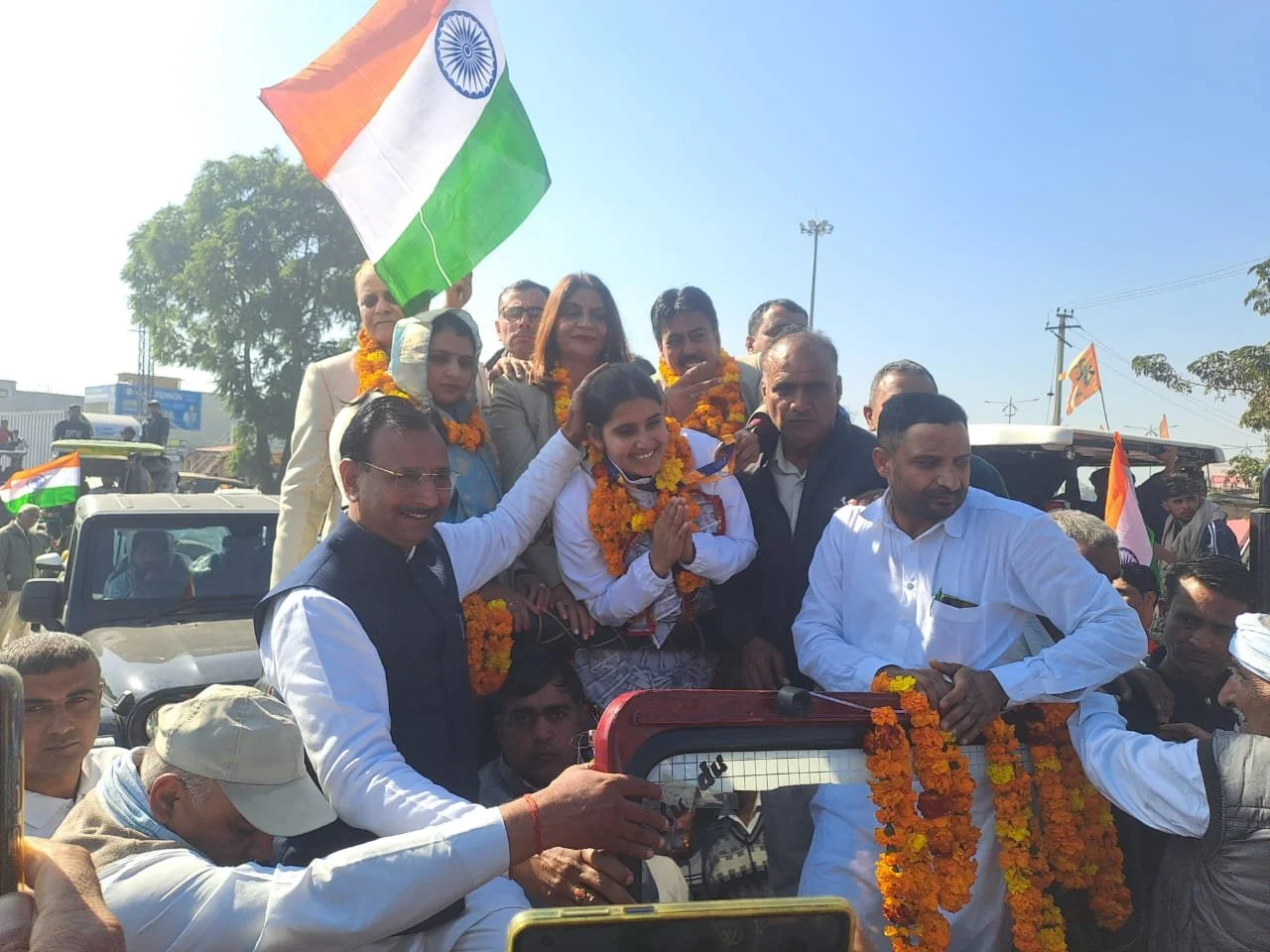 हिसार में हुआ ग्रैंड वेलकम, अपने घर पहुंची खो-खो वर्ल्डकप विजेता मीनू धतरवाल, क्रेन से हुई फूलों की बरसात