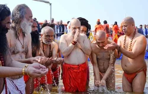 केंद्रीय गृह मंत्री अमित शाह ने अपने बेटे के साथ महाकुंभ में आस्था की डुबकी लगाई