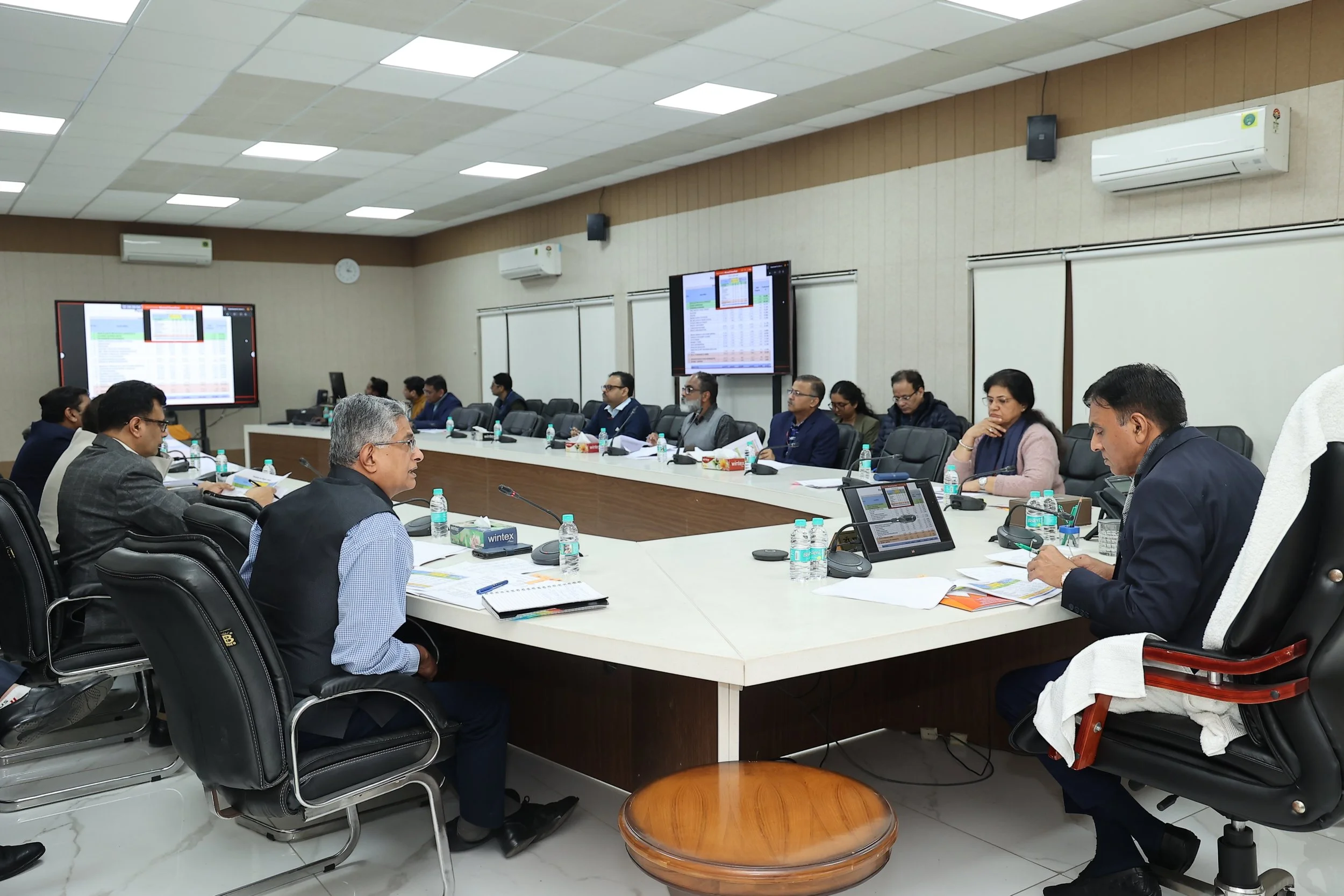 केंद्रीय मंत्री डॉ. मनसुख मंडाविया ने बेहतर सेवाओं के लिए ईपीएफओ के फील्ड कार्यालयों के कामकाज की समीक्षा की