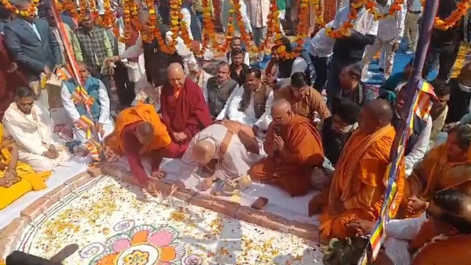 उत्तर प्रदेश के कन्नौज में बनकर तैयार होगा विश्व का सबसे ऊंचा अशोक स्तंभ, सभी धर्म के धार्मिक गुरुओं ने मन्त्रोंच्चारण के साथ किया शिलान्यास
