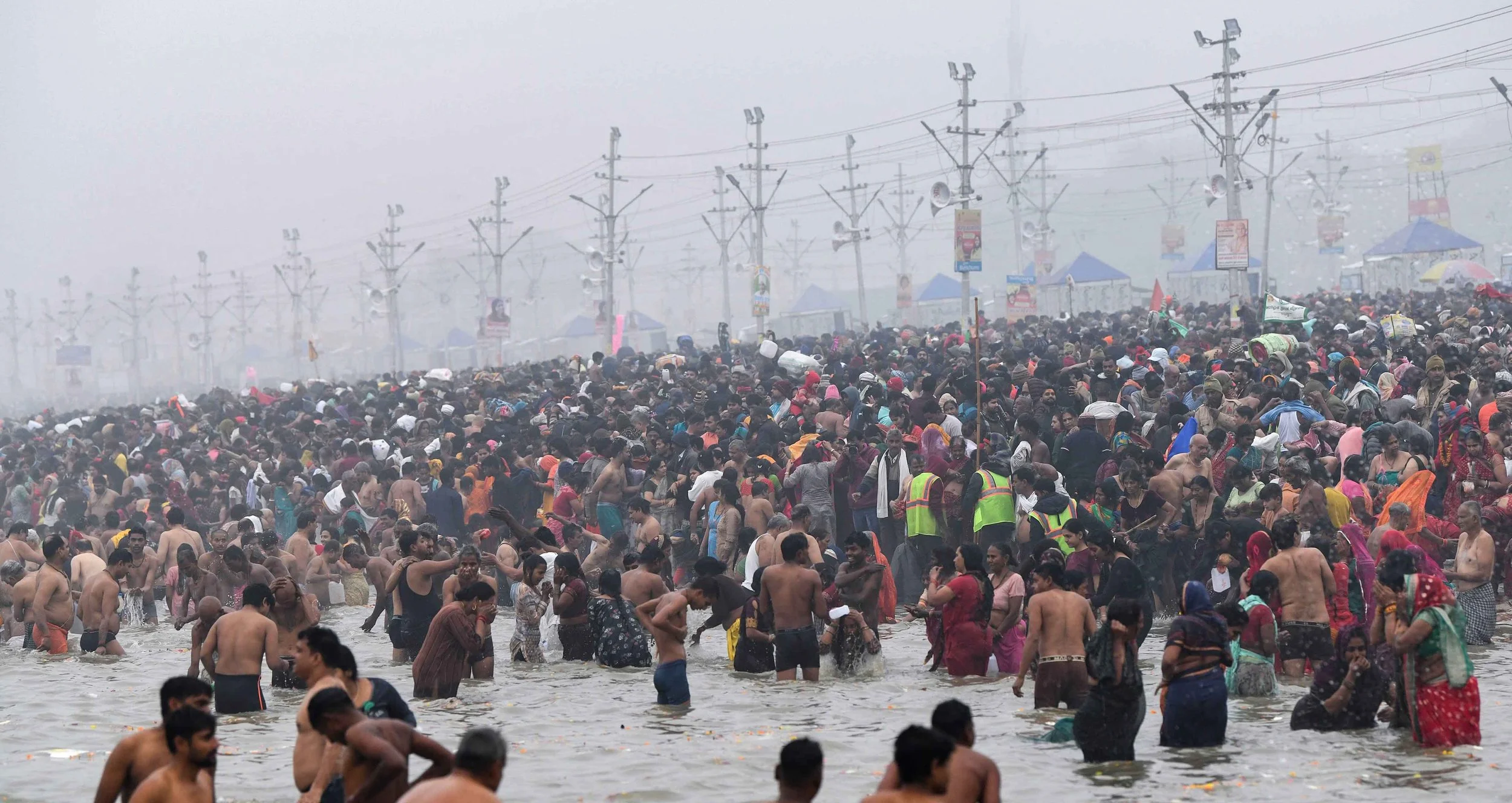 मौनी अमावस्या से पहले संगम तट पर पहुंचे लाखों श्रद्धालु