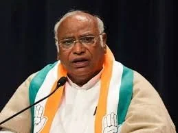 कांग्रेस अध्यक्ष मल्लिकार्जुन खड्गे के खिलाफ बिहार में परिवाद दर्ज, महाकुंभ में स्नान को लेकर दिया था बयान