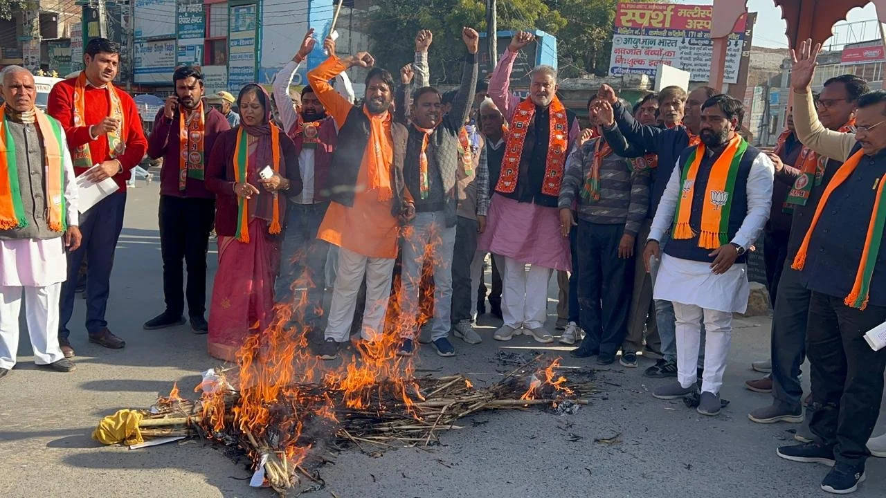 यमुना में जहर डालने वाले बयान पर भाजपाईयों में रोष, अरविंद केजरीवाल का पुतला महवीर चौक पर फूंका