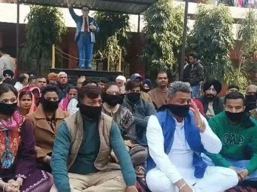 पंजाब में बीजेपी का मौन प्रदर्शन, अंबेडकर प्रतिमा विवाद में काली पट्टी बांधकर विरोध
