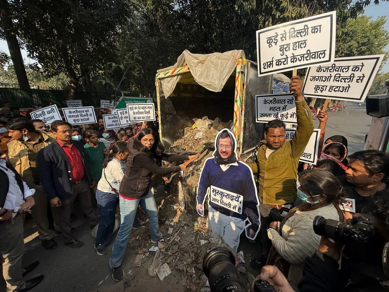 अरविंद केजरीवाल के घर के बाहर स्वाति मालीवाल ने फेंका कूड़ा, 3 गाड़ियों में भरकर पहुंची थीं, पुलिस ने हिरासत में लिया 