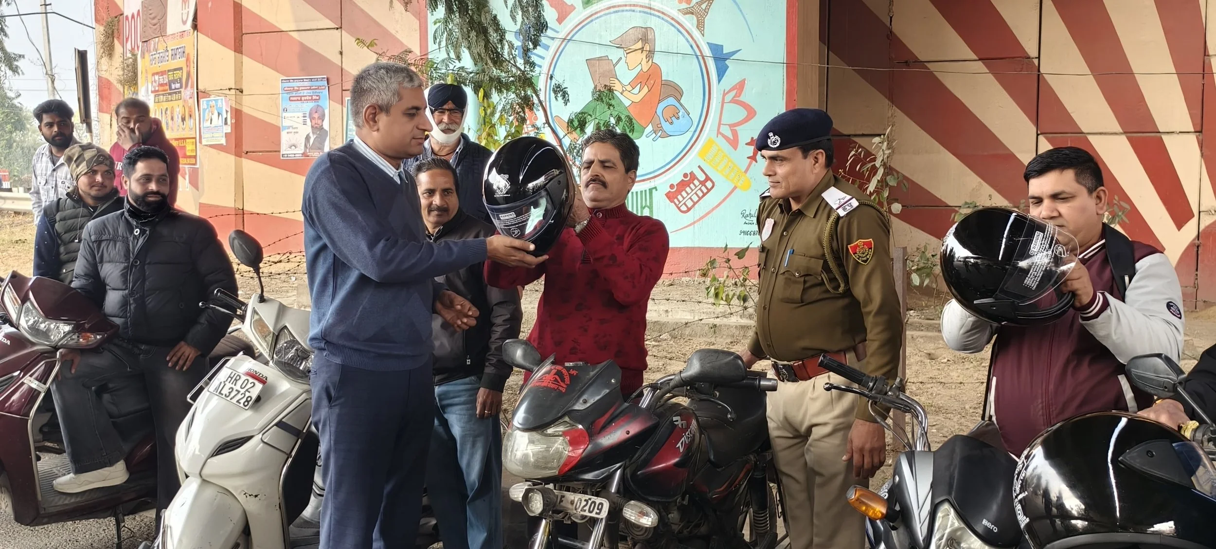 अम्बाला: नेशनल रोड़ सेफ्टी कार्यक्रम के तहत आरटीए सुशील कुमार ने दोपहिया वाहन चालकों को हैलमट वितरित किए