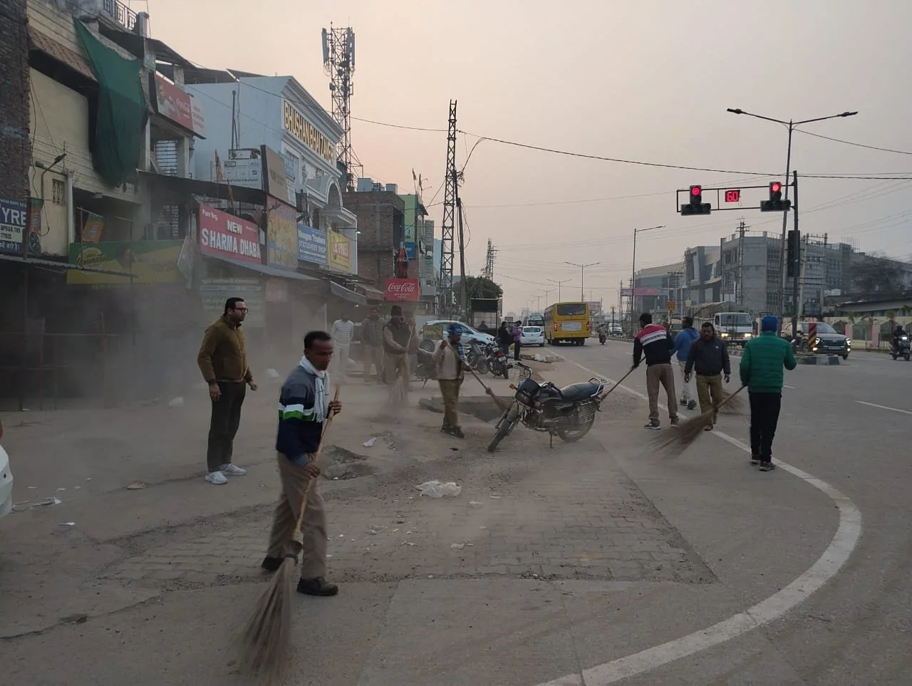 अम्बाला छावनी में नगर परिषद के सफाई कर्मचारियों ने विभिन्न स्थानों पर श्रमदान करते हुए स्वच्छता का संदेश दिया