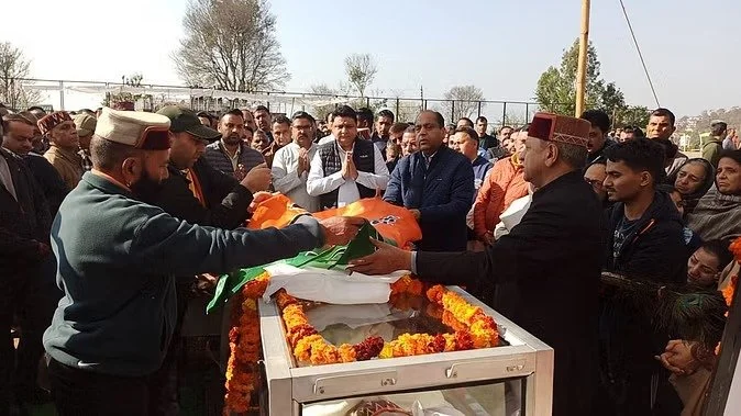 हिमाचल: भाजपा के वरिष्ठ नेता एवं पूर्व सांसद किशन कपूर का मांझी खड्ड में राजकीय सम्मान के साथ अंतिम संस्कार किया गया