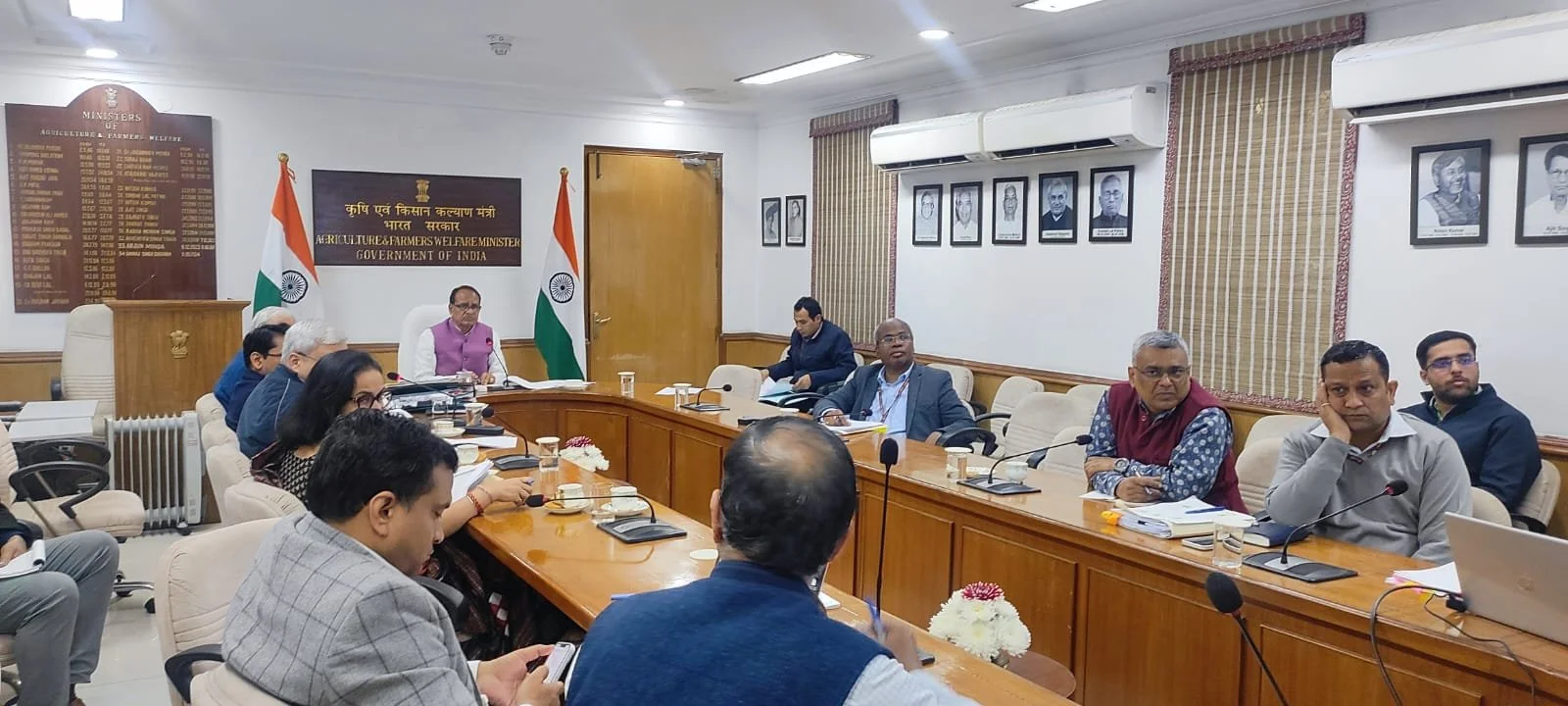 कृषि मंत्री शिवराज सिंह ने कृषि विभाग के अधिकारियों के साथ साप्ताहिक समीक्षा बैठक की