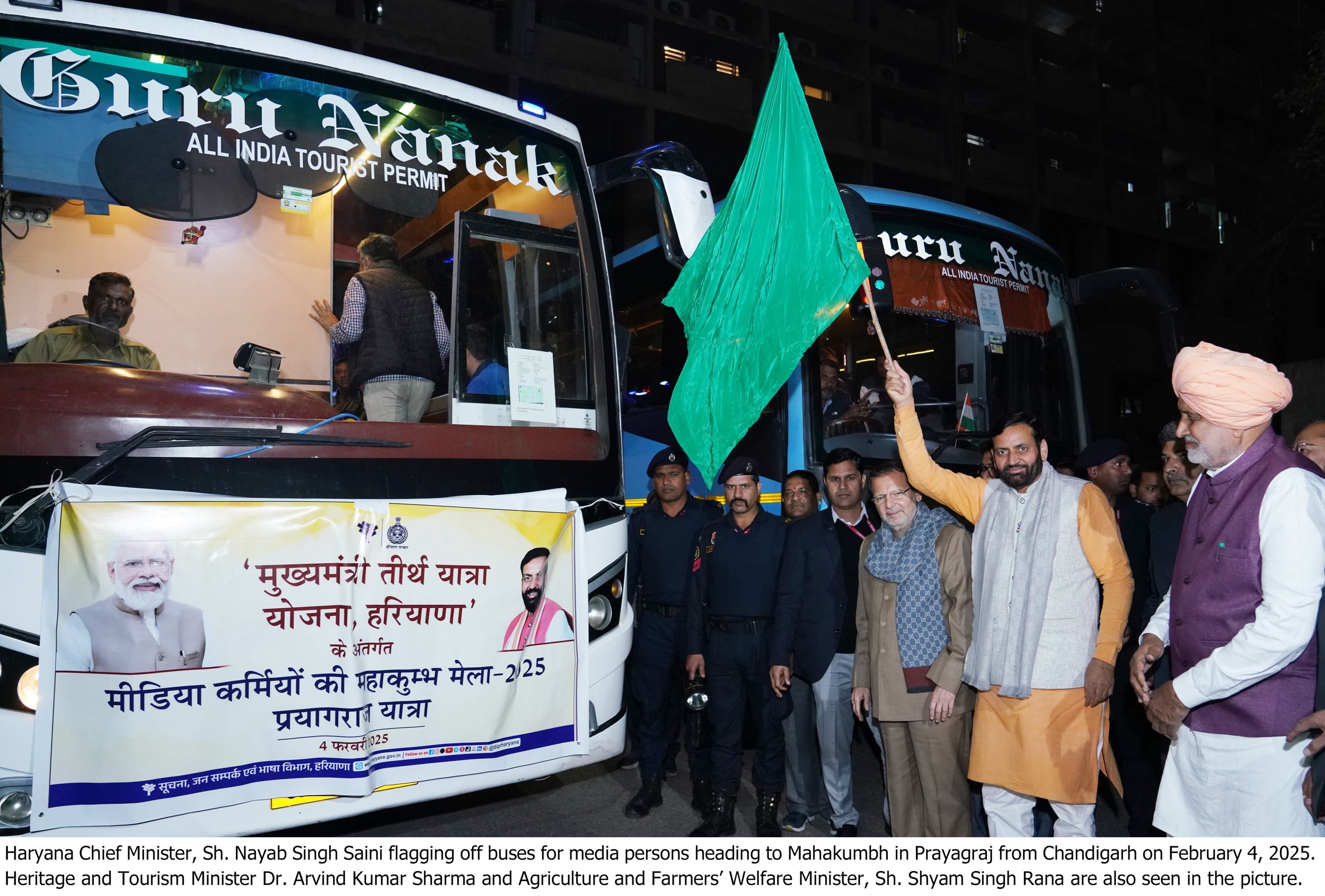हरियाणा के मुख्यमंत्री ने महाकुंभ के लिए मीडियाकर्मियों के लिए बसों को हरी झंडी दिखाई