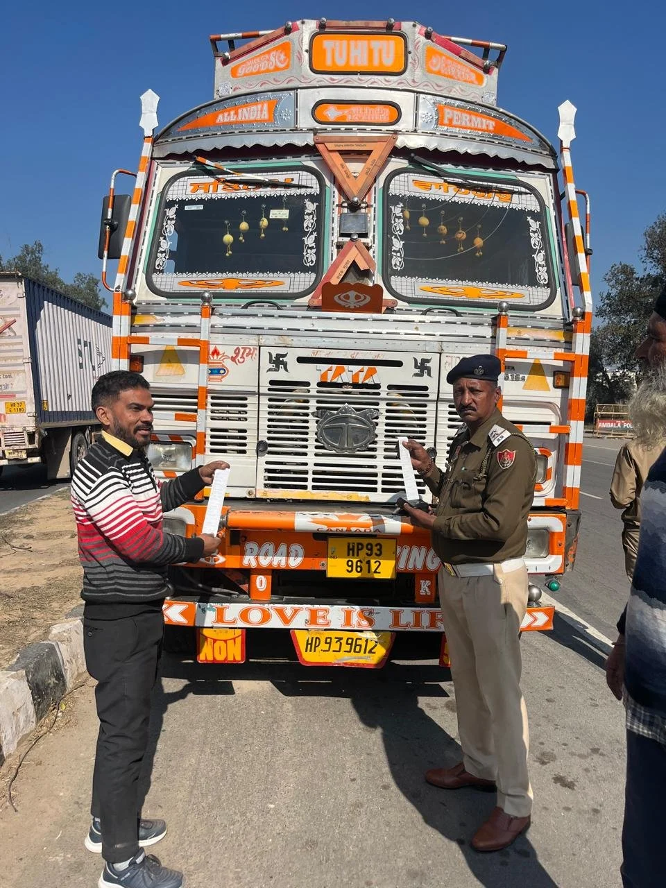 लेन ड्राईविंग (बाँई लेन) के नियमों की उल्लघंना करने पर यातायात पुलिस अम्बाला ने किए 22 भारी वाहनों के चालान