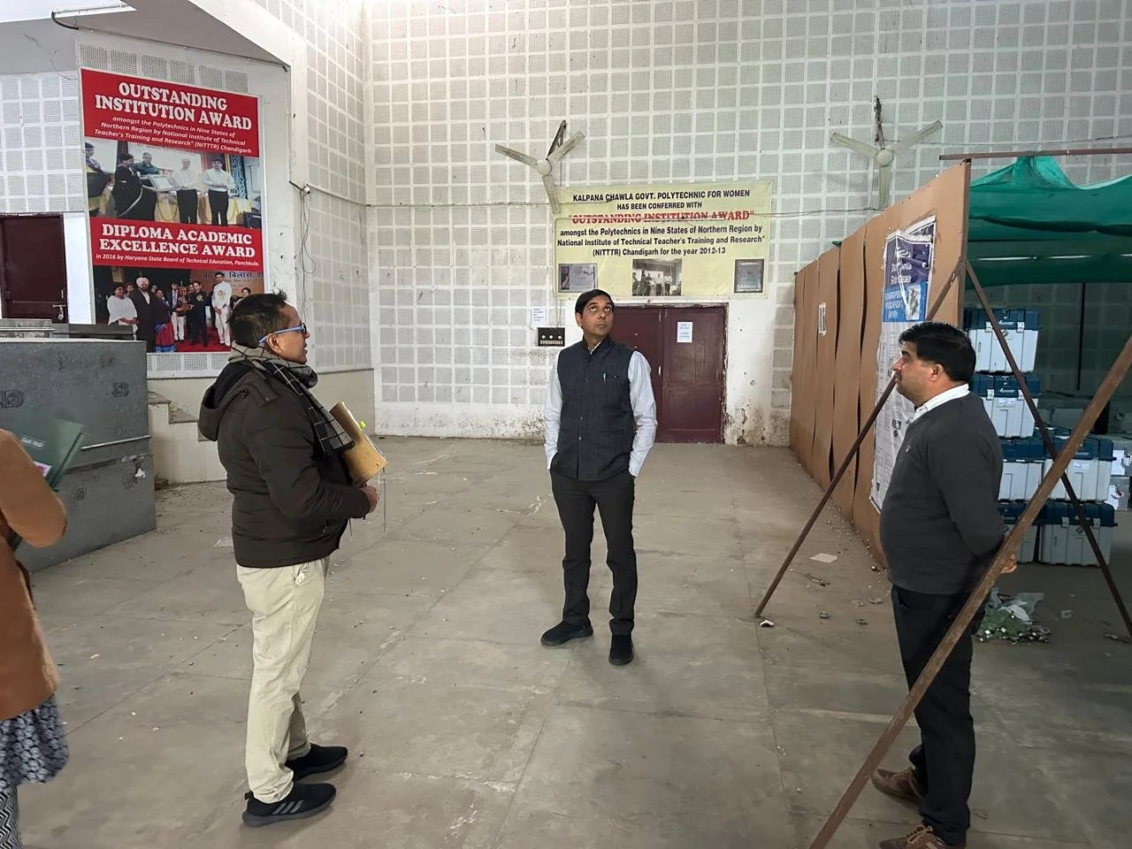 कल्पना चावला महिला बहुतकनीकी संस्थान में ईवीएम व वीवीपैट के लिए स्थापित किए गये वेयरहाउस का उपायुक्त अजय सिंह तोमर ने किया भौतिक निरीक्षण।