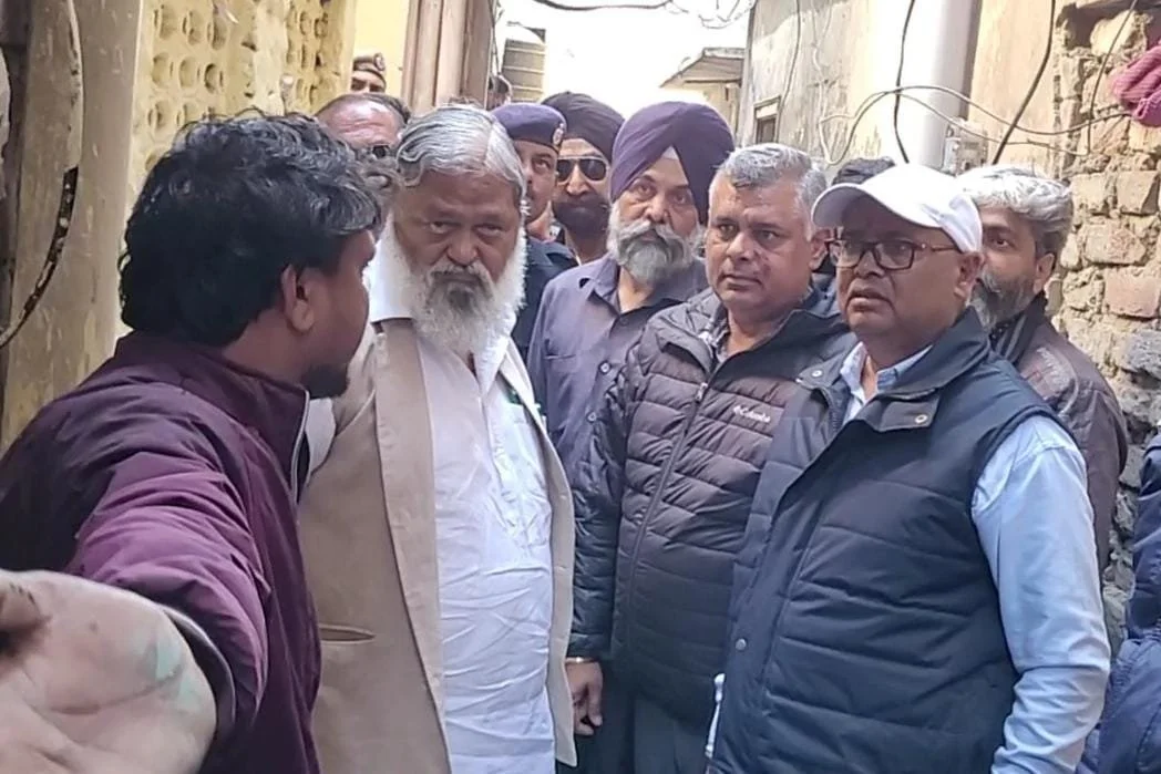 ऊर्जा, परिवहन एवं श्रम मंत्री अनिल विज ने मोची मंडी में घर में लगी आग का जायजा लिया