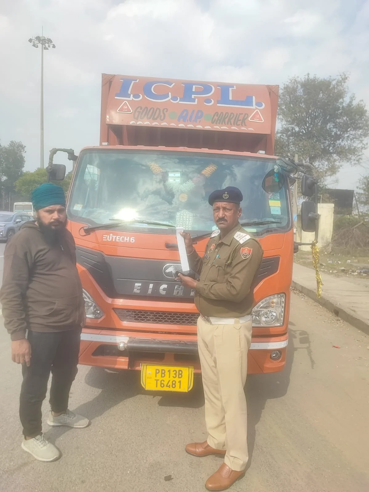अम्बाला: लेन ड्राईविंग (बाँई लेन) के नियमों की उल्लघंना करने पर यातायात पुलिस अम्बाला ने किए 15 भारी वाहनों के चालान
