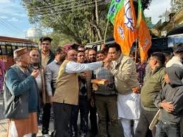 भाजपा को मिली जीत, हिमाचल प्रदेश में जश्न, पार्टी कार्यकर्ता फोड़ रहे पटाखे; बांट रहे लड्डू