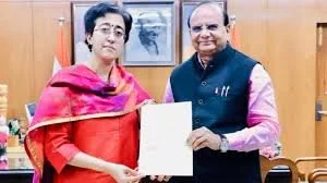 आतिशी ने मुख्यमंत्री पद से दिया इस्तीफा, विधानसभा भंग, उपराज्यपाल वीके सक्सेना से मिले प्रवेश वर्मा समेत बीजेपी विधायक 