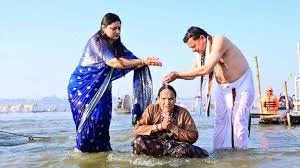 उत्तराखंड के मुख्यमंत्री पुष्कर सिंह धामी की खास मनोकामना हुई पूरी, त्रिवेणी संगम में मां संग किया पवित्र स्नान