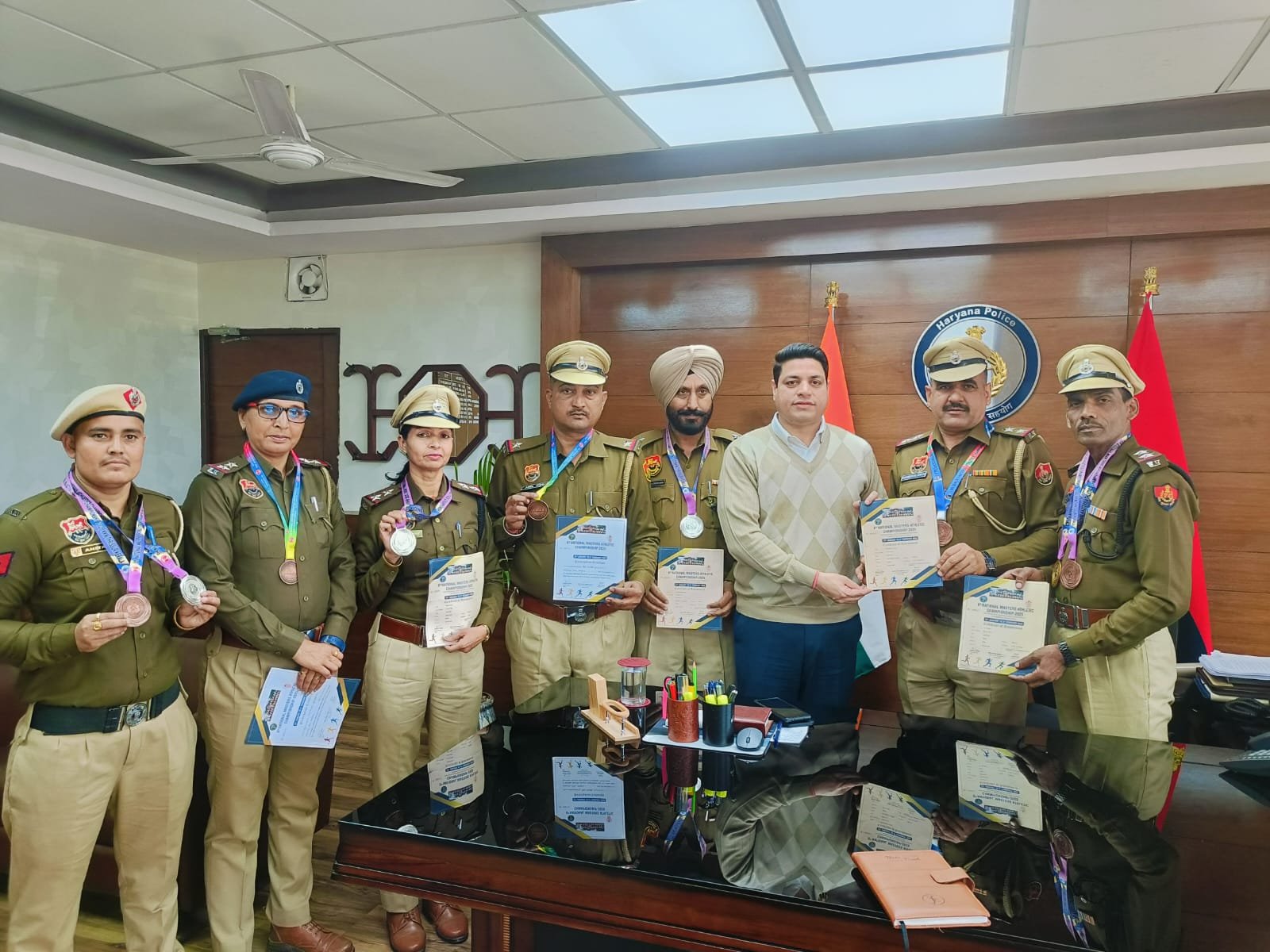 केरल में आयोजित 6वें नेशनल मास्टर्स एथलेटिक चैम्पियनशिप-2025 में विजेता खिलाडियों को पुलिस अधीक्षक अम्बाला मैडल पहनाकर किया सम्मानित