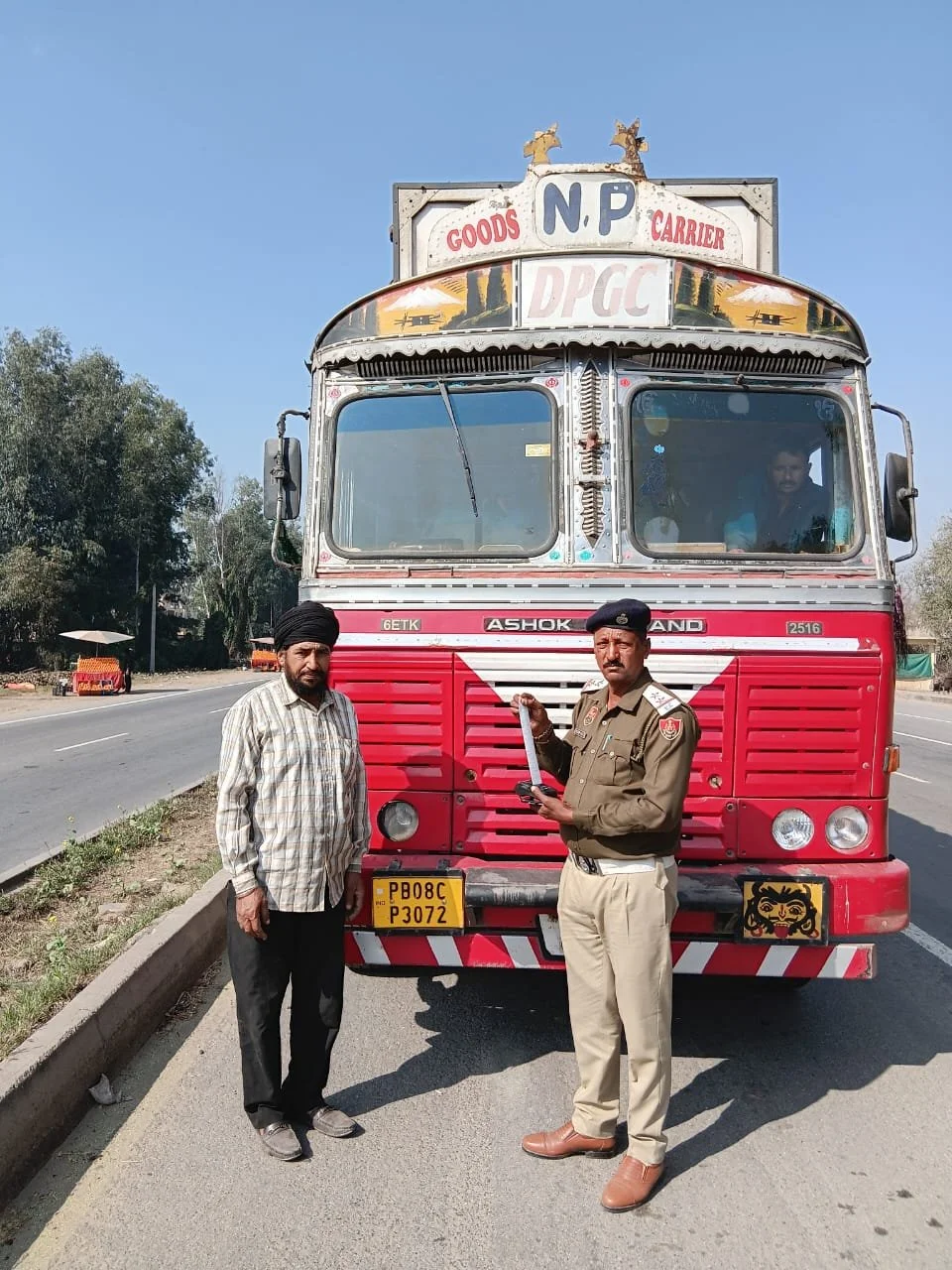 लेन ड्राईविंग (बाँई लेन) के नियमों की उल्लघंना करने पर यातायात पुलिस अम्बाला ने किए 34 भारी वाहनों के चालान
